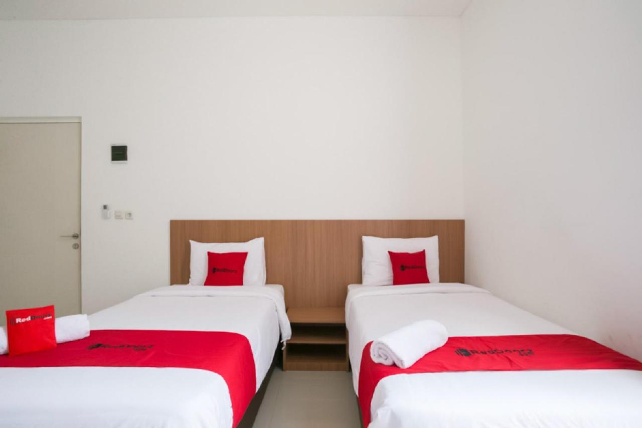 Hostel Reddoorz Syariah Near Lapangan Pancasila Simpang Lima Semarang Exterior foto